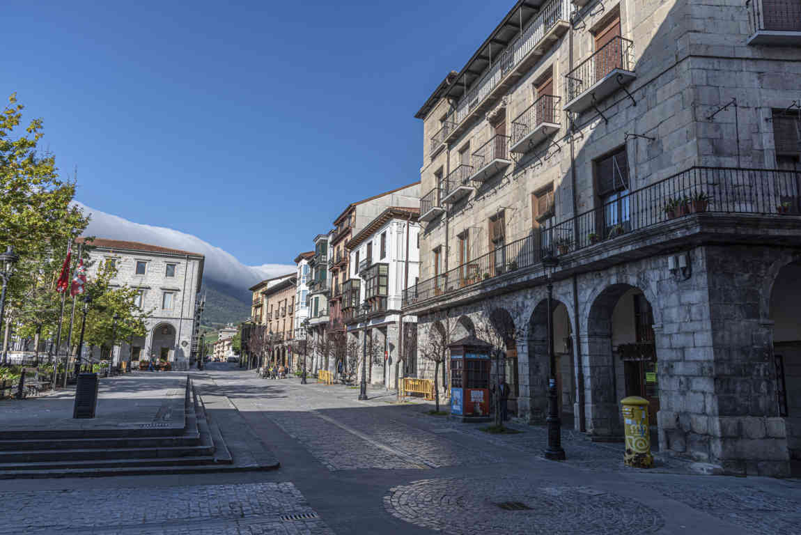 Vizcaya - Orduña 02 - plaza Porticada de Los Fueros.jpg